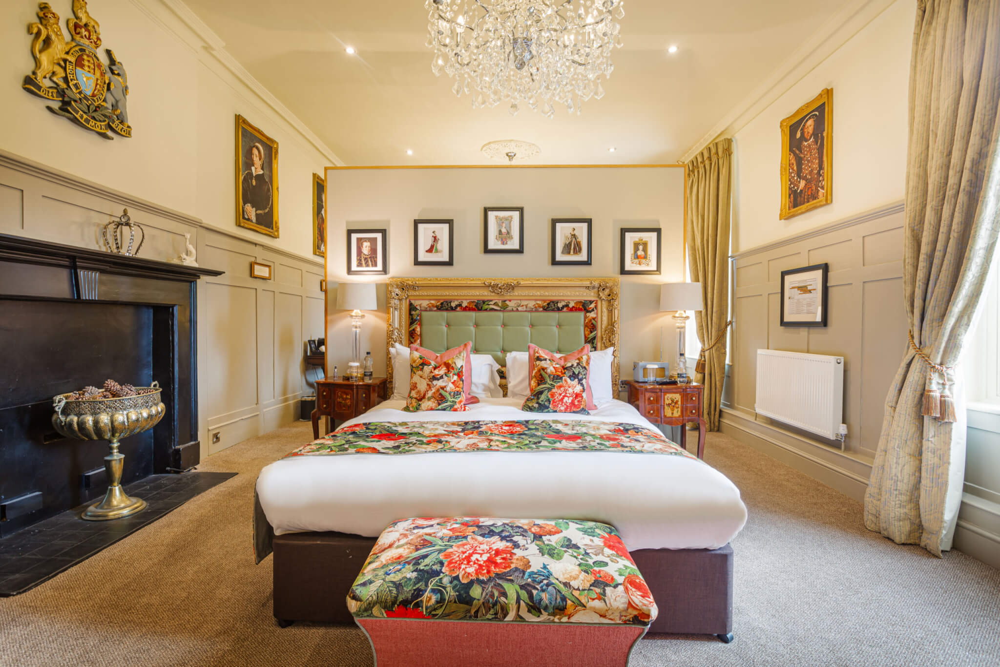 Kings Arms Royal Hotel Deluxe Suite Bed scaled