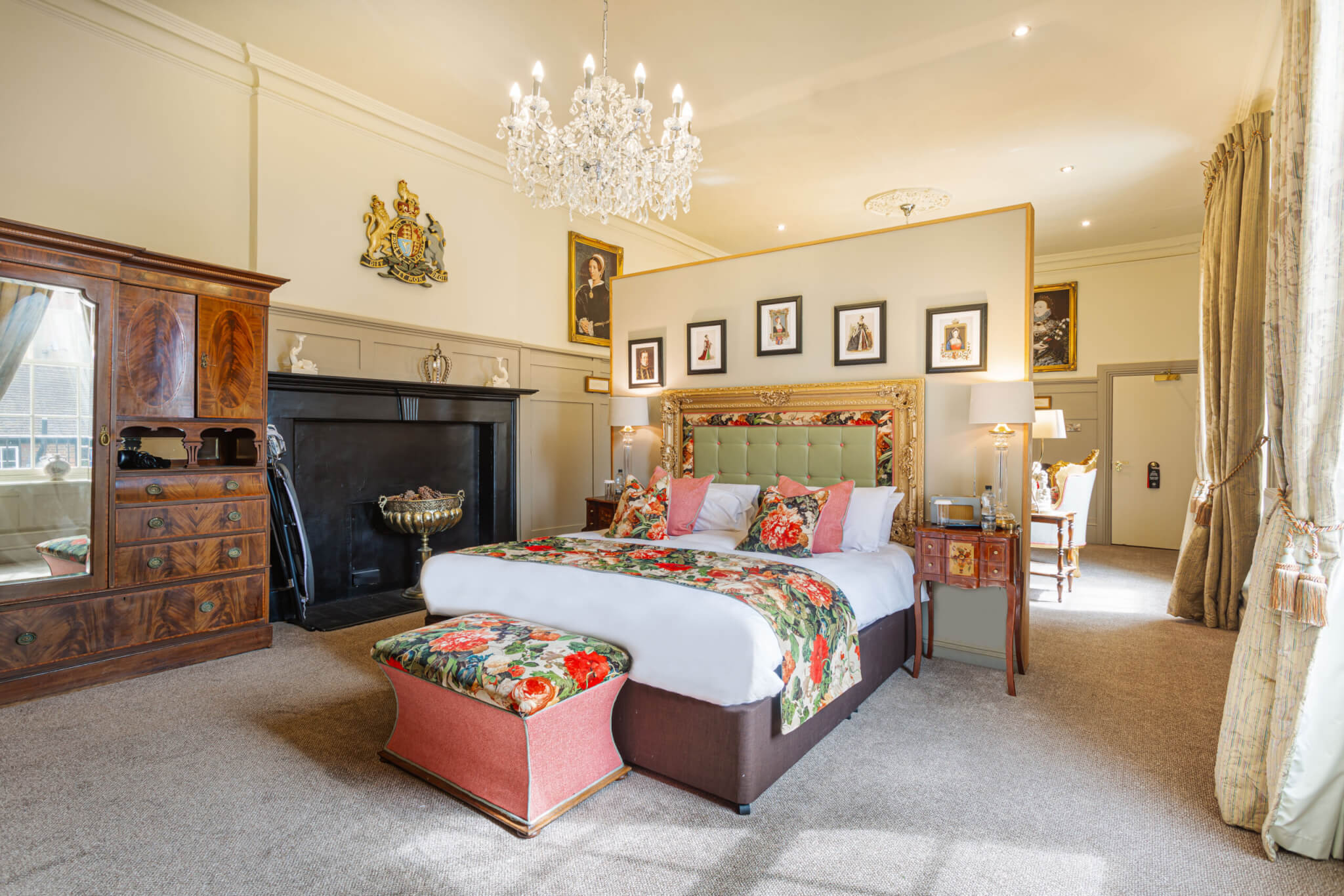 Kings Arms Royal Hotel Deluxe Suite Bedroom scaled